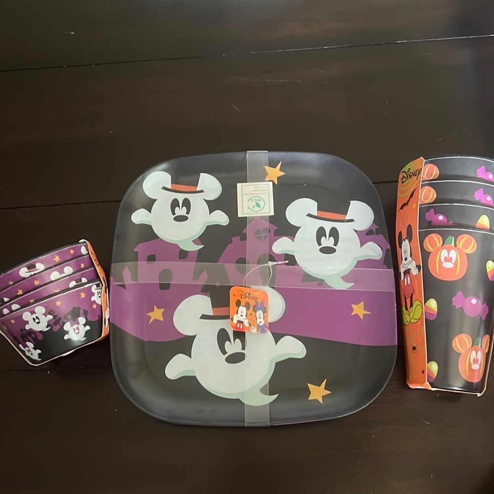 Disney Halloween reusable plate set